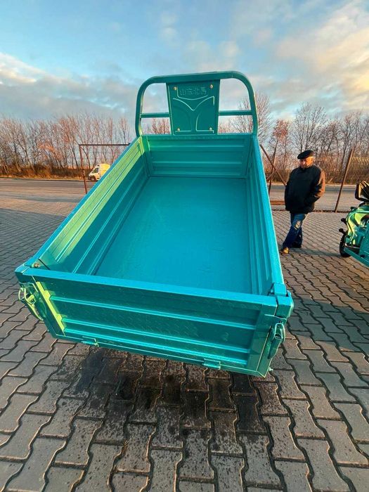 Самосвальний електричний трицикл.