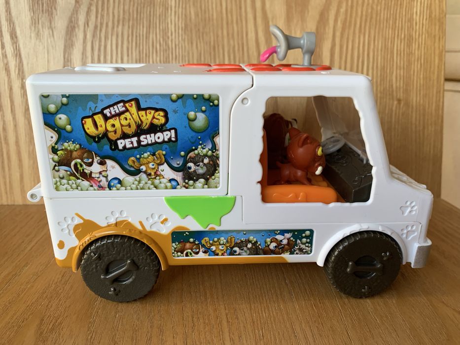 Ugglys pet shop (carrinha + 4 bonecos)