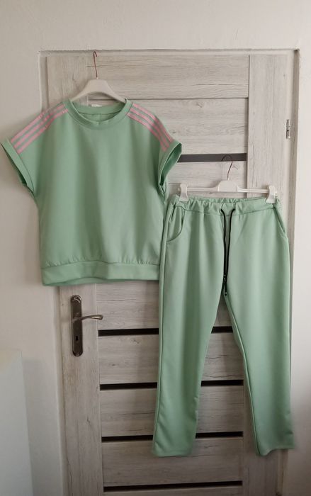 Komplet miętowy z różowymi paskami na bluzie , sportowy.