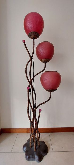 Candeeiro de pé alto do gato preto