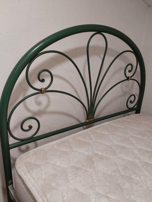 Cama de ferro com estrado e colchão