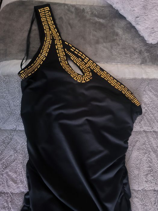 Vestido plissado preto e dourado