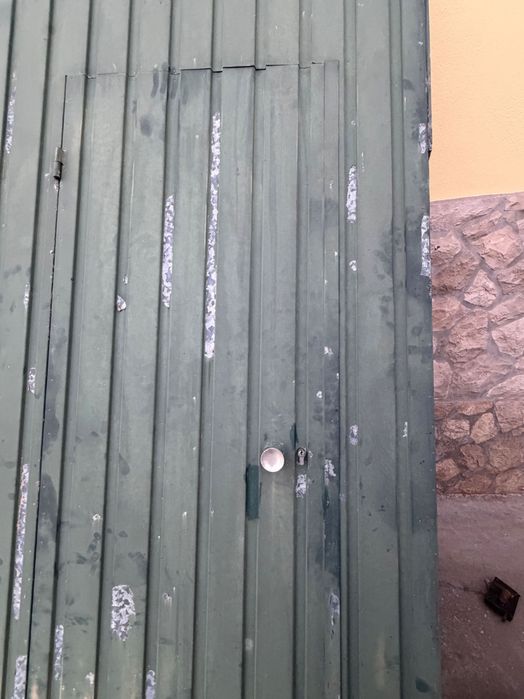 Portão com porta de serviço e motor de garagem