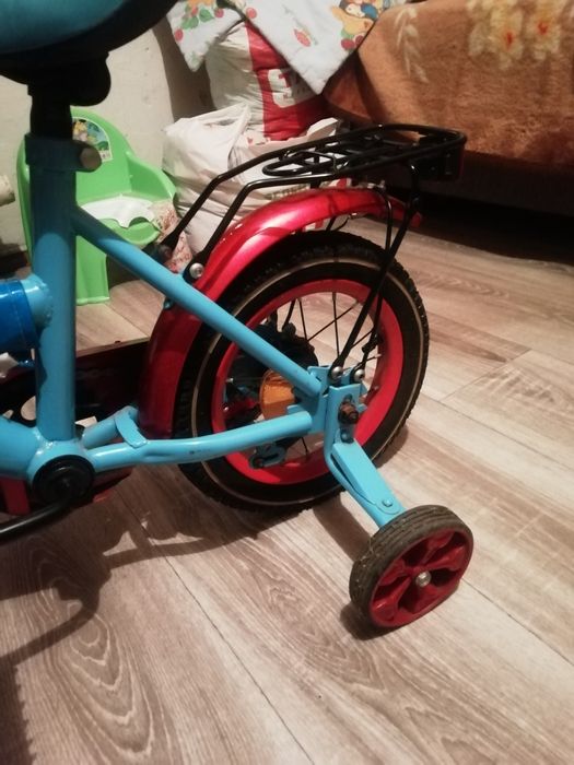 Велосипед с дополнительными колесиками