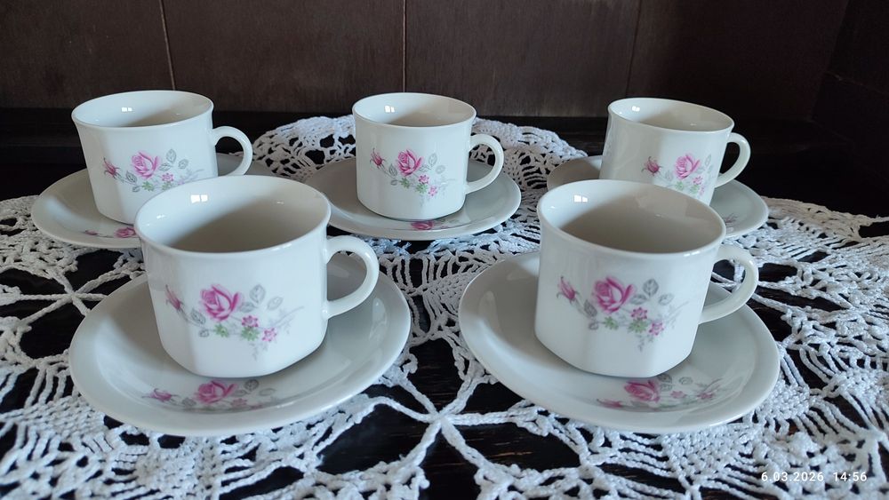 Pięć kompletów z różyczką