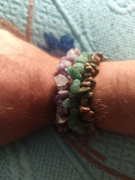 Pulseira de gemas ametistas.