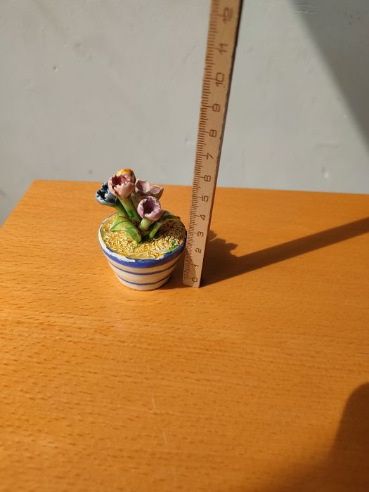 Conjunto de flores em cerâmica.