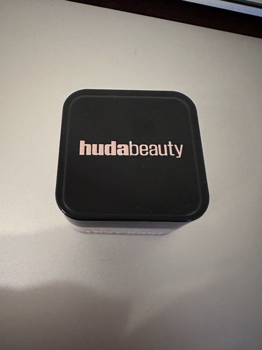 Puder Huda Beauty mini