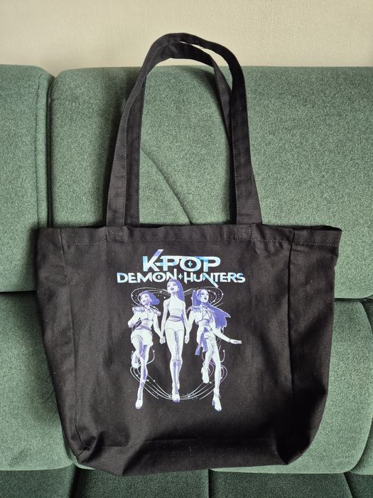 Czarna bawełniana torba na ramię, K-popowe Łowczynie Demon (K-pop demon hunters), Primark.