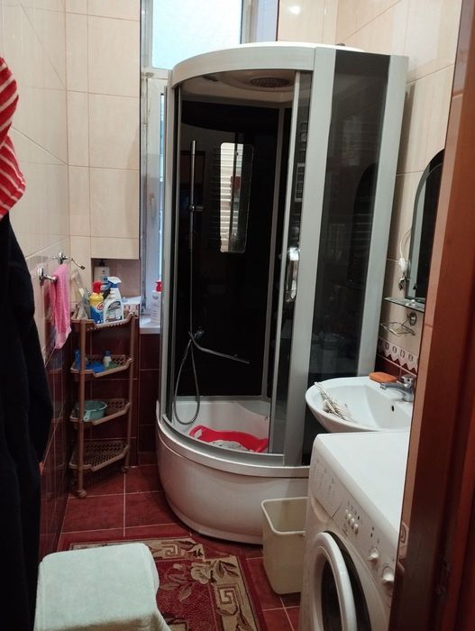 Дві вільні кімнати (господиня мешкає в третій) центр  міста.