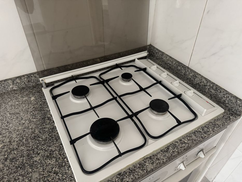 Cozinha usada lacada a branco em bom estado com pedra marmore e eletrodomesticos