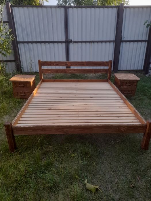 Ліжко з тумбочками.