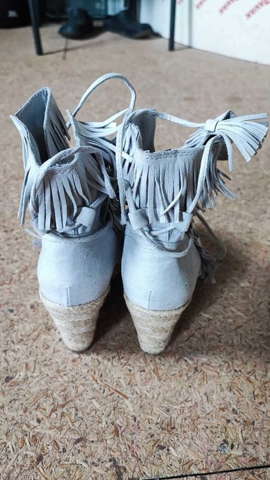 Wysokie buty, botki na koturnie z odkrytymi palcami Frędzle rozmiar 39