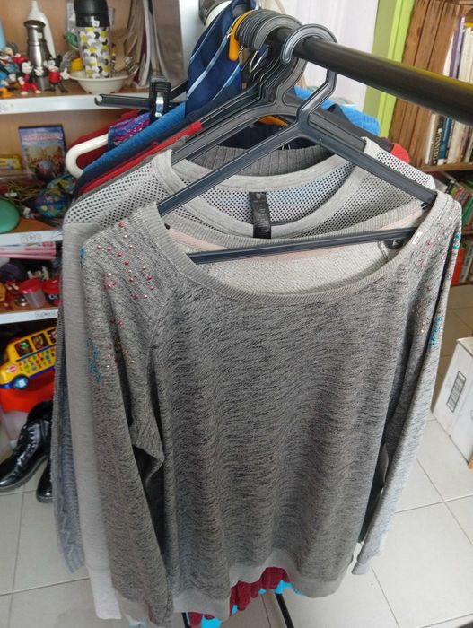 Várias peças de roupa para mulher