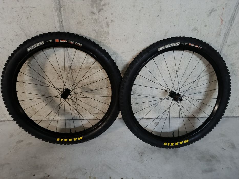 Par de rodas 29 Syncross Revelstoke 2.0 com pneus (excelente estado)
