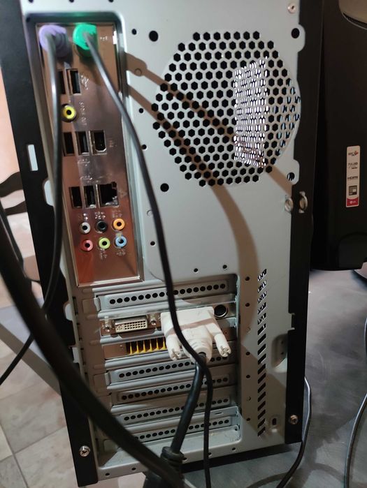 Komputer stacjonarny - pełny zestaw. Wszystko działa.