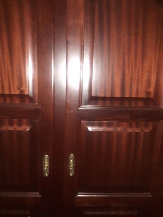 Armário/ roupeiro de madeira.