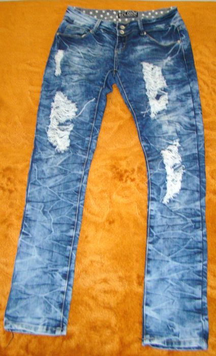 Spodnie dżinsowe z dziurami