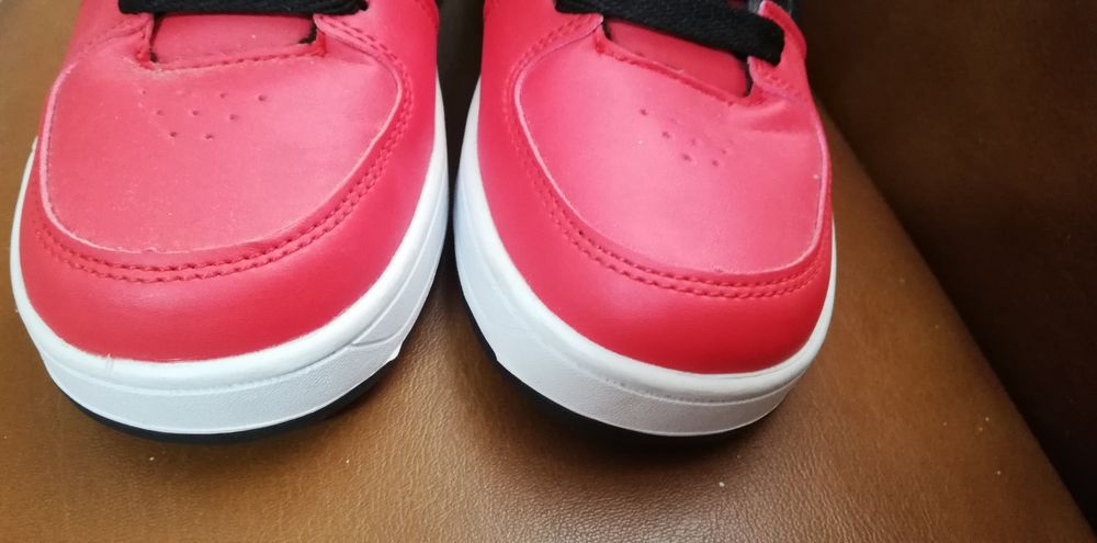 Sapatilhas de rodas, usadas uma única vez