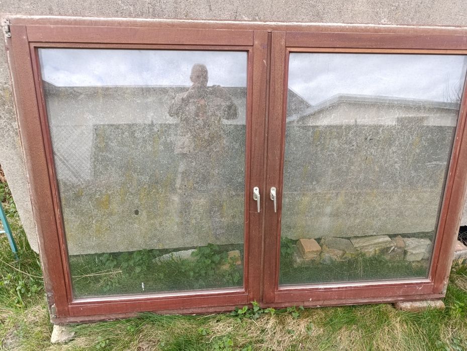 Okno z drzewa tiekowego ,używane o wym. h 142 x 212 szer  2 skrzydła (