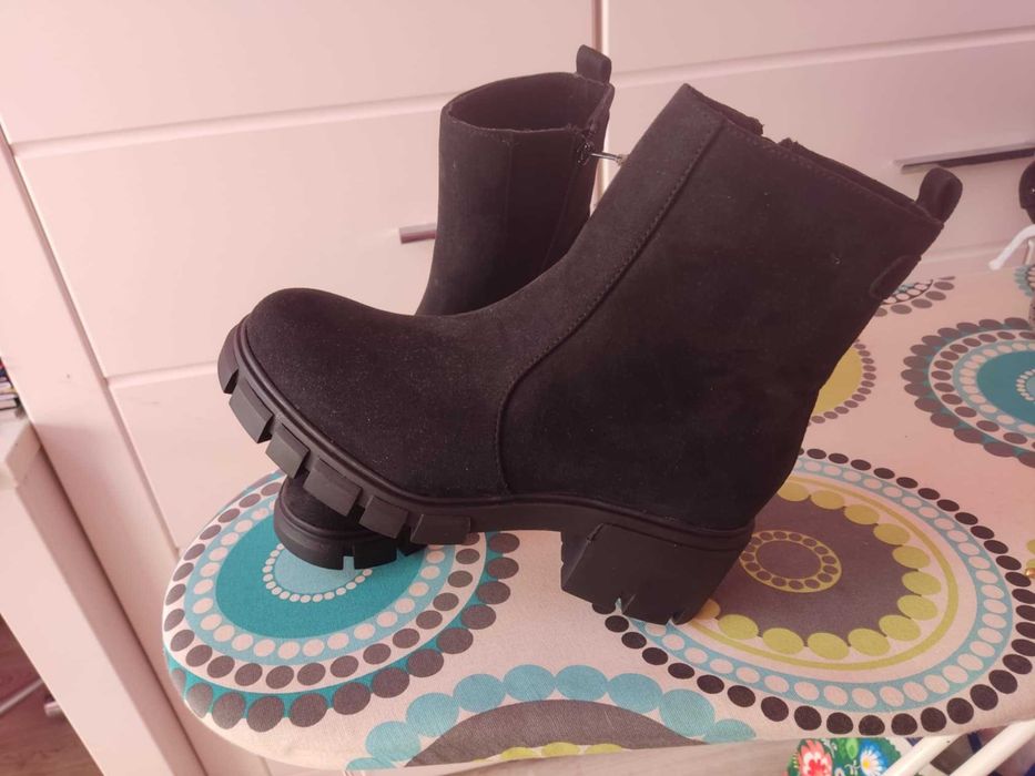 Sprzedam botki czarne zamszowe