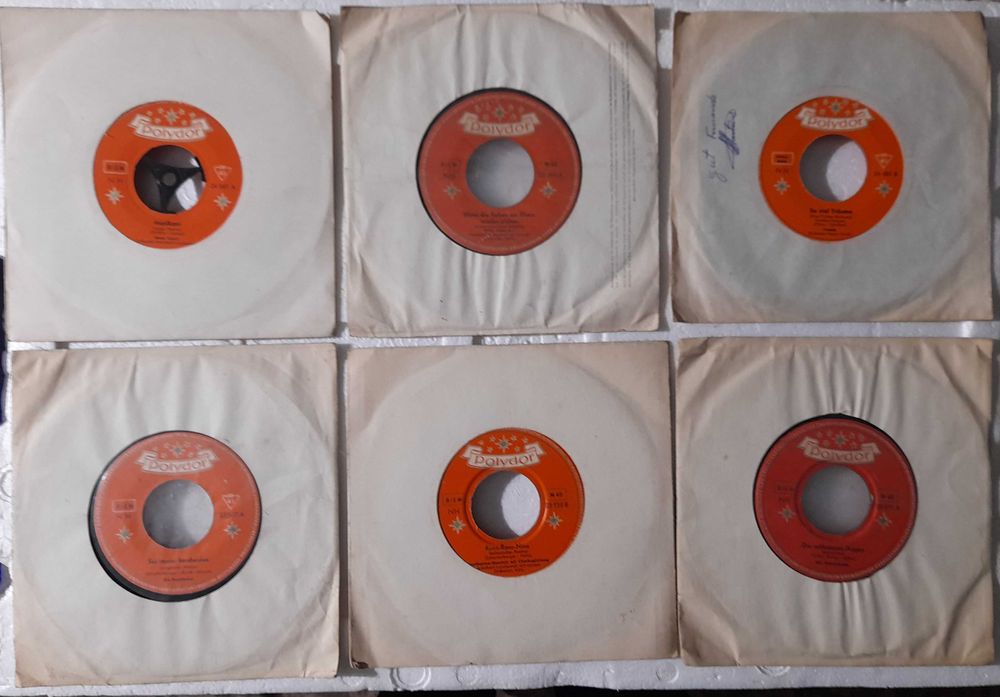 Discos de vinil de 45 rotações com música antiga.s.