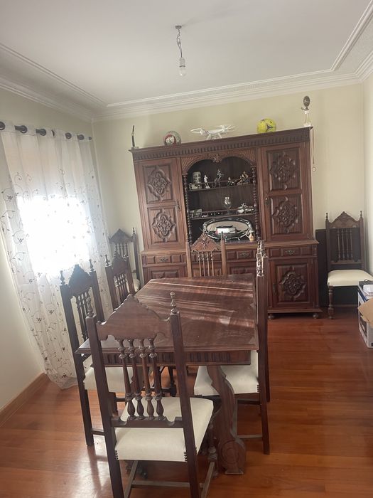 Conjunto de sala de jantar em madeira maciça