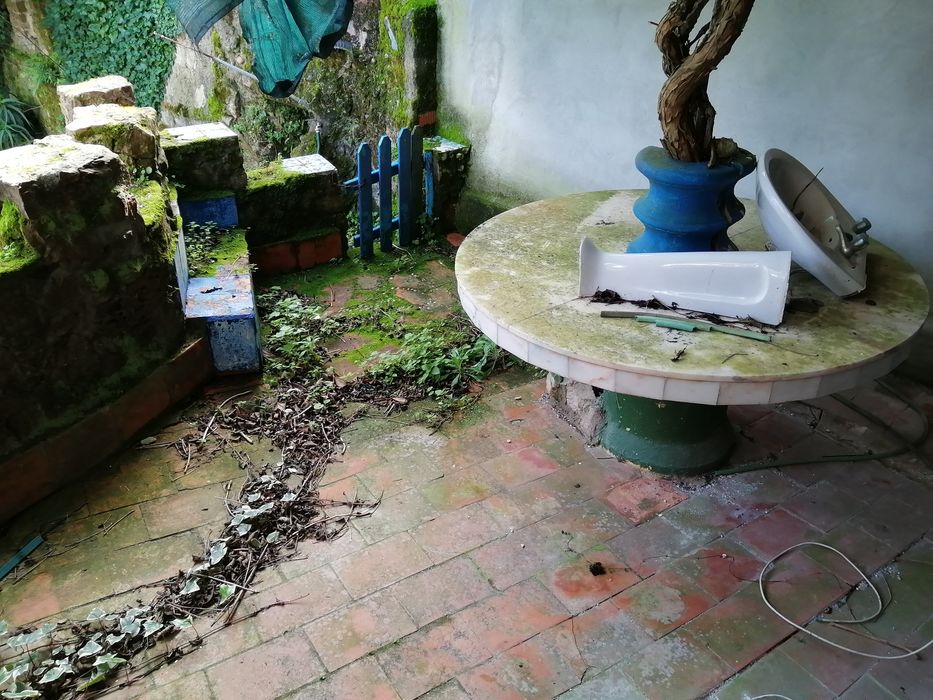 2 quartos rústicos, com uso de WC, sala e cozinha. Máximo 4 pessoas.