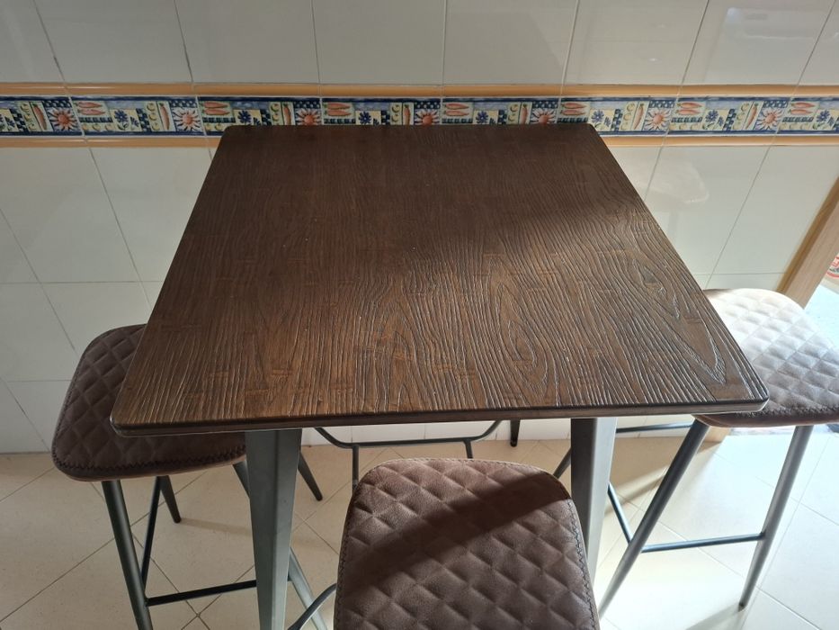 Mesa alta com 3 bancos