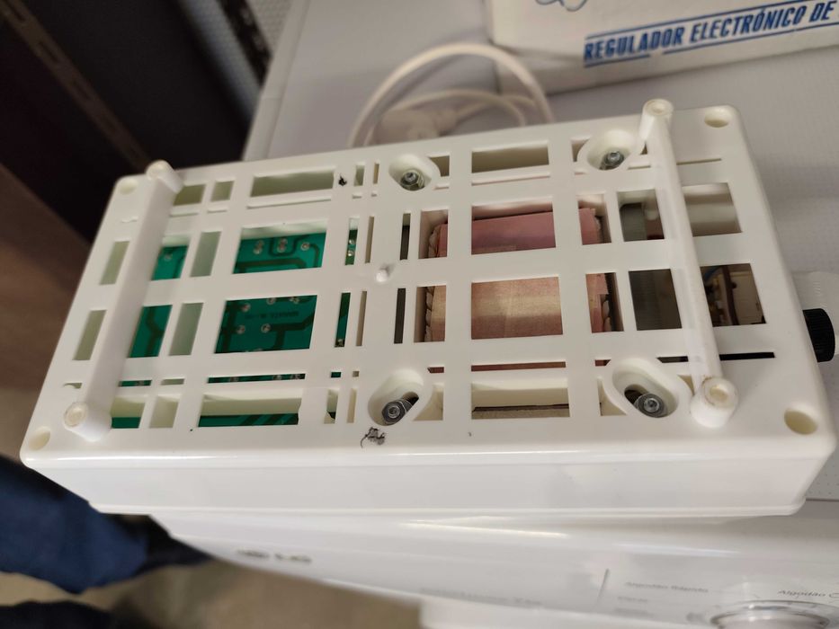 SUPER PREÇO! Estabilizador de Tensão 900W - Manata