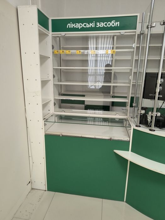Продам стілажи вітрини комод для магазину