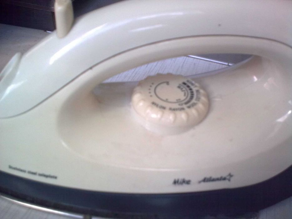 Утюг Атланта 1200w в нормальном рабочем состоянии