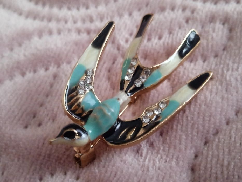 Kolorowa broszka jaskółka