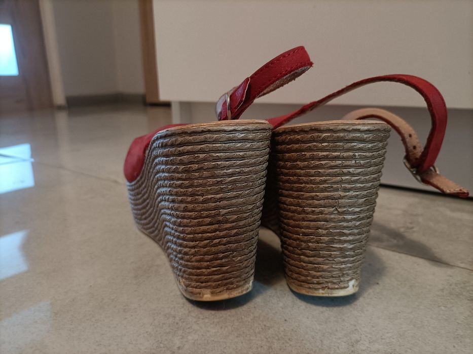 Sandały damskie na koturnie (rozmiar 38) Lasocki