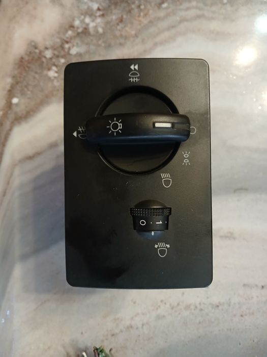 Перемикач світла фар на торпеді Ford Fusion 2011