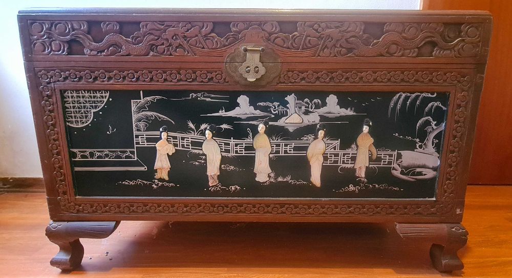 Arca/Bau em madeira trabalhada e relevo de madre-perola