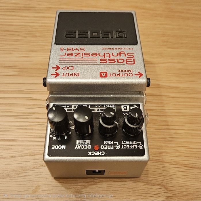 Boss SYB-5  - Syntezator do gitary basowej.
