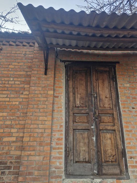 Продається 1/2 житлового будинку з ділянкою 10 соток та маленьким пруд
