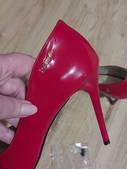 Czerwone skórzane szpilki