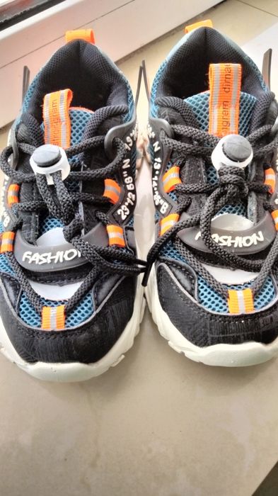 Взуття. Кросівки нахлопчика 31 розмір