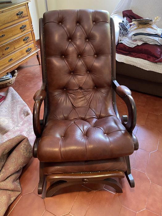 Cadeirão vintage em pele e madeira