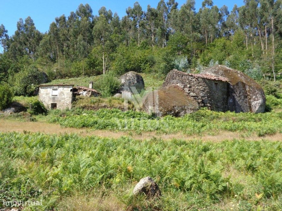 Duas moradias para restaurar - Padornelo