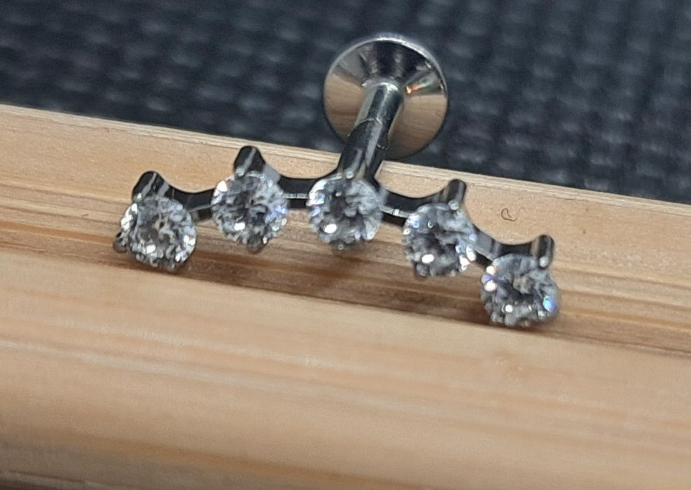 Титанові лабрети в асортименті