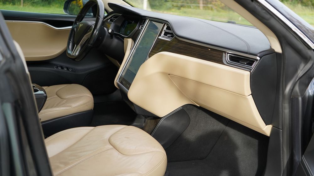 Tesla model S 85D
