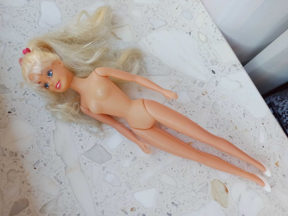 Lalka Barbie (w białych szpilkach)