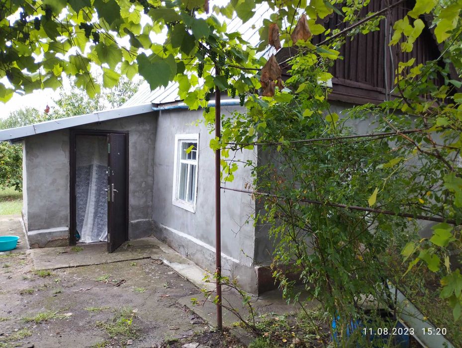 Небольшая хатка в селе