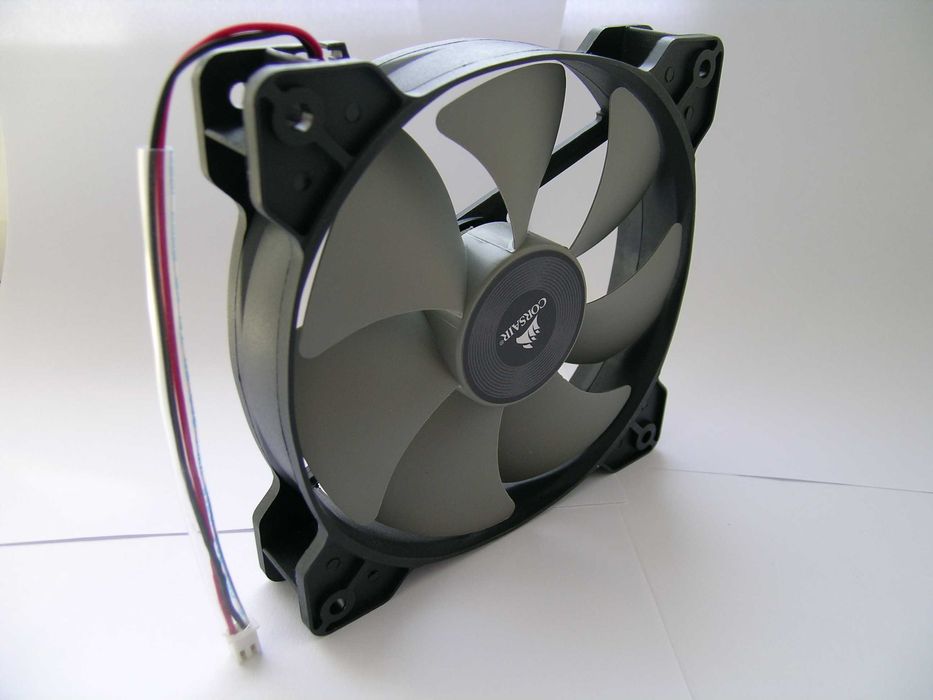 Вентилятор охлаждения на корпус компьютера.