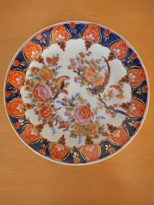 Conjunto de pratos em porcelana japonesa.