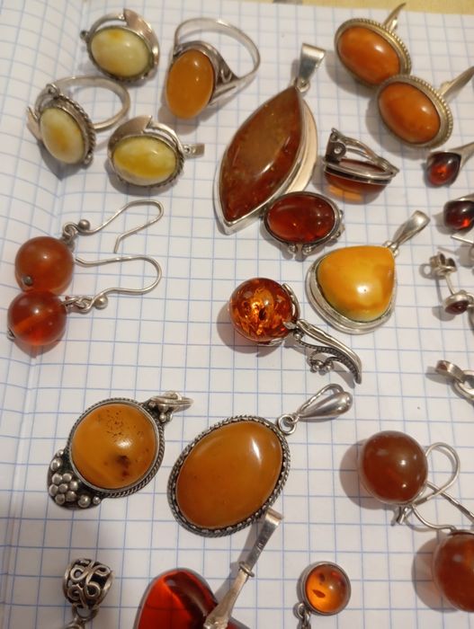 Янтарь, серебро и мельхиор с янтарем броши серьги кулоны