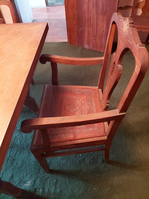 Conjunto sala madeira maciça. Dois  aparadores, mesa e cadeiras